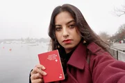 rec. Mein Schweizer Pass – Mehr als nur ein Stück Papier. Reporterin Sofika Yogarasa mit ihrem Schweizer Pass.
