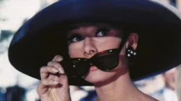 Zahlreiche Karat ziehen ihren Blick an: Holly Golightly (Audrey Hepburn) liebt die kostspieligen Brillis in der Auslage von Tiffany.