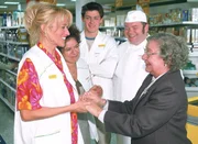 Frau Jansen (Dorothea Walda, r.) ist glücklich! Rita (Gaby Köster, l.) und ihre Crew (v.l.: Franziska Traub, Kevin Lorenz und Georg Alfred Wittner) wollen sich um den kranken Wellensittich Johnny kümmern. Frau Jansen (Dorothea Walda, r.) ist glücklich! Rita (Gaby Köster, l.) und ihre Crew (v.l.: Franziska Traub, Kevin Lorenz und Georg Alfred Wittner) wollen sich um den kranken Wellensittich Johnny kümmern.