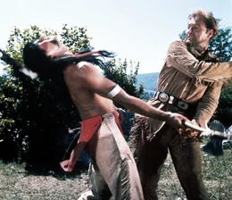 Old Shatterhand (Lex Barker, r.) macht seinem Namen alle Ehre und versetzt einem Indianer einen Tiefschlag ...