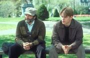 Der Psychologie-Professor Sean Maguire (Robin Williams, l.) nimmt den genialen Hausmeistergehilfen Will Hunting (Matt Damon) unter seine Fittiche.