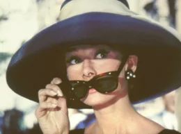 Die verf&uuml;hrerische Holly Golightly (Audrey Hepburn) tr&auml;umt vom Gl&uuml;ck und von Diamanten.