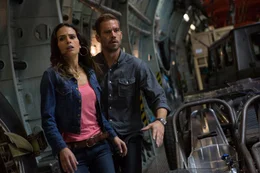 Um Mia (Jordana Brewster, l.) zu retten, riskiert Brian (Paul Walker, r.) sein Leben ...