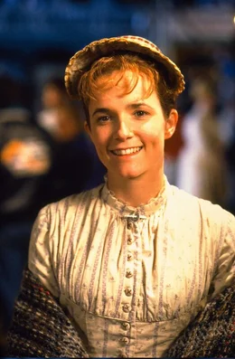 Maggie (Lea Thompson)