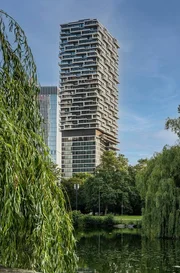 Er geh&ouml;rt zur Skyline der Mainmetropole, der &bdquo;One Forty West&ldquo;.