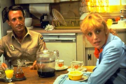 Martin (Roy Scheider, l.) und Ellen Brody (Lorraine Gary, r.) ahnen noch nichts von der erneuten Gefahr durch den Killerhai.