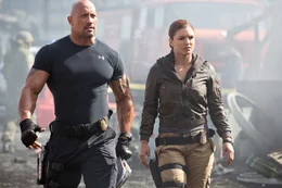 Hobbs (Dwayne Johnson, l.) und Riley (Gina Carano, r.) arbeiten zusammen an der Verhaftung eines Ex-Soldaten - oder?; Hobbs (Dwayne Johnson, l.) und Riley (Gina Carano, r.) arbeiten zusammen an der Verhaftung eines Ex-Soldaten - oder?