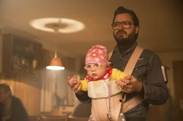 Heizungspfuscher Fl&ouml;tzinger (Daniel Christensen) muss sein Baby Amy-Gertrud sogar ins Wirtshaus mitnehmen.