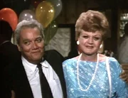 Jessica (Angela Lansbury) feiert mit Cauldwell (Kenneth McMillan) seinen Abschied als Trainer der High School Mannschaft.