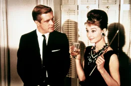 Der verkrachte Schriftsteller Paul Varjak (George Peppard) besucht Holly Golightly (Audrey Hepburn).