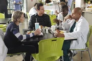 Während sich Turk (Donald Faison, r.) bedroht fühlt, als ein international anerkannter Chirurg (Reno Wilson, 2.v.r.) auftaucht, herrscht zwischen Drew (Michael Mosley, 2.v.l.) und Denise (Eliza Coupe, l.) Funkstille ... Während sich Turk (Donald Faison, r.) bedroht fühlt, als ein international anerkannter Chirurg (Reno Wilson, 2.v.r.) auftaucht, herrscht zwischen Drew (Michael Mosley, 2.v.l.) und Denise (Eliza Coupe, l.) Funkstille ...