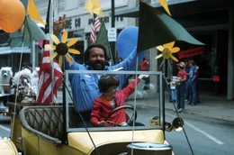 Sheriff Craft (Bud Spencer, hinten) hat mit seinem kleinem Pflegesohn von einem anderen Stern schon viel erlebt, doch nun haben es eigent&uuml;mliche Au&szlig;erirdische auf Charly (Cary Guffey, vorne) und den Sheriff abgesehen ...