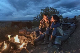 Eric Marsh (Josh Brolin, l.); Amanda (Jennifer Connelly, r.)