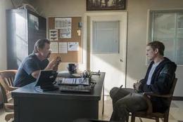 Eric Marsh (Josh Brolin, l.); Brendan "Donut" McDonough (Miles Teller, r.)