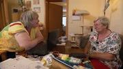 Dagmar (li.) möchte ihrer Freundin Elke helfen, eine seniorengerechte Wohnung zu finden Dagmar (li.) möchte ihrer Freundin Elke helfen, eine seniorengerechte Wohnung zu finden