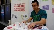 Seine Motivation nimmt er aus seiner Kindheit: dort hat er erlebt, wie seine alleinerziehende Mutter einen Schuldenberg von über 50.000 Euro durch harte Arbeit abbezahlen konnte. Indem er nun selbst ehrenamtlich tätig wird, will er seine Dankbarkeit ausdrücken. Seine Motivation nimmt er aus seiner Kindheit: dort hat er erlebt, wie seine alleinerziehende Mutter einen Schuldenberg von über 50.000 Euro durch harte Arbeit abbezahlen konnte. Indem er nun selbst ehrenamtlich tätig wird, will er seine Dankbarkeit ausdrücken.
