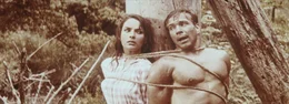 Am Marterpfahl gefesselt bangen Fred Engel (G&ouml;tz George, r.) und Ellen Patterson (Karin Dor, l.) um ihr Leben ...