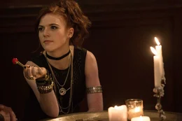 Chloes (Rose Leslie) Leben &auml;ndert sich schlagartig, als ein Hexer ihre Freundin t&ouml;tet und sie sich dem Hexenj&auml;ger Kaulder anschlie&szlig;t ...