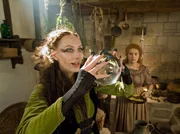 Die b&ouml;se Stiefmutter (Andrea Sawatzki, li.) und ihre Tocher (Lisa Altenpohl) in der Hexenk&uuml;che.