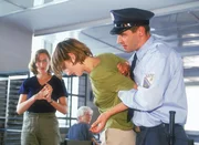 Hendrik (Ulrich Drewes, re.) geht zwischen einen Streit zwischen Neuzugang Kerstin (Meike Schlüter, li.) und Sascha (Barbara Sotelsek). Für ihn ist Sascha mal wieder die Hauptschuldige...