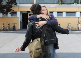 Als Ines (Susanna Simon, r.) in der Vergangenheit auf Hauke (Emil Reinke, r.) trifft, ist sie &uuml;bergl&uuml;cklich, dass er lebt. Ihre Warnung, dass sie ihn in 20 Jahren t&ouml;ten wird, l&auml;sst den jungen Mann total kalt ...