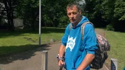 Stephan (42) plant eine Reise in seine Heimat, um sich seiner Vergangenheit zu stellen. Zusammen mit seinem Hund Socke möchte er an die Orte seiner Kindheit zurückkehren. Stephan (42) plant eine Reise in seine Heimat, um sich seiner Vergangenheit zu stellen. Zusammen mit seinem Hund Socke möchte er an die Orte seiner Kindheit zurückkehren.