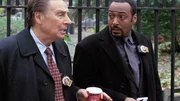 Die Detectives Briscoe (Jerry Orbach, l.) und Green (Jesse L. Martin) werden gerufen : Die Leiche eines Obdachlosen wurde im Park aufgefunden. Der Mann ist seit einer Woche tot, doch warum wurde er erst jetzt entdeckt?