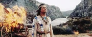 Winnetou (Pierre Brice) macht sich auf den Weg zu den Navajo-Indianern, um den H&auml;uptling von der friedlichen Absicht der wei&szlig;en Siedler zu &uuml;berzeugen ...