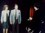 Jennifer (Stefanie Powers, l.) und Jonathan Hart (Robert Wagner, M.) suchen den Zauberer Marcus (Harry Blackstone, r.) auf, der Max hat verschwinden lassen. Sie bestehen mit Nachdruck darauf, ihn zurückzubekommen ... Jennifer (Stefanie Powers, l.) und Jonathan Hart (Robert Wagner, M.) suchen den Zauberer Marcus (Harry Blackstone, r.) auf, der Max hat verschwinden lassen. Sie bestehen mit Nachdruck darauf, ihn zurückzubekommen ...