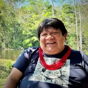 Auf seinen Kopf waren schon einmal 30.000 Euro ausgesetzt: Almir Surui, Vater von Txai und indigener Aktivist.