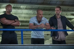 Finden wieder zusammen, um den &Uuml;berfall auf einen Milit&auml;r-Konvoi zu verhindern: Hobbs (Dwayne Johnson, l.), Dom (Vin Diesel, M.) und Brian (Paul Walker, r.) ...