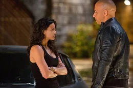 Als Dom (Vin Diesel, r.) erf&auml;hrt, dass seine Ex-Freundin Letty (Michelle Rodriguez, l.), die er f&uuml;r tot gehalten hat, an den &Uuml;berf&auml;llen auf Milit&auml;r-Konvois beteiligt ist, geht er auf das Angebot von Agent Hobbs ein ...