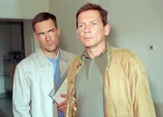 Kommissar Bonhoff (Wolfgang Krewe, l.) befragt Martin Petzold (Ronnie Janot), einen Schlie&szlig;er aus der Justizvollzugsanstalt, in der die Leiche eines H&auml;ftlings gefunden wurde.