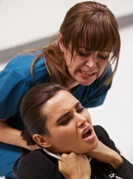 Suzanne (Autumn Reeser, oben), Almira (Mila Kaladjurdjevic)  Die Verwendung des sendungsbezogenen Materials ist nur mit dem Hinweis und Verlinkung auf TVNOW gestattet.