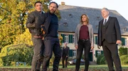 Kommissar Max Fischer (Max Hemmersdorfer, l.) hat den Verdächtigen Antonio Marino (Sami Loris, 2. v.l.) auf der Flucht gefasst. Burkhard Heller (Thomas Ku?gel), Kerstin Klar (Fiona Coors, 2.v.r.) und Bernd Reuther (Rainer Hunold, r.) beobachten das Geschehen.