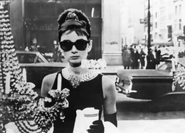 Holly Golightly (Audrey Hepburn).