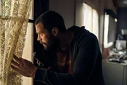 Der Fremde (Jamie Dornan) weiß nicht, was die Polizei von ihm will. Er glaubt jedoch nicht, dass man ihn nach einer Aussage einfach so gehen lassen würde. Der Fremde (Jamie Dornan) weiß nicht, was die Polizei von ihm will. Er glaubt jedoch nicht, dass man ihn nach einer Aussage einfach so gehen lassen würde.