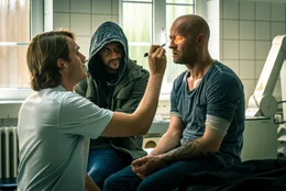Erik (J&uuml;rgen Vogel) und Henry (Moritz Bleibtreu) mit dem Arzt (Fabian Hinrichs).