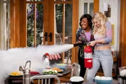 Tina Butler (Tichina Arnold, l.); Gemma Johnson (Beth Behrs, r.)