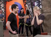 Dave Johnson (Max Greenfield, l.); Gemma Johnson (Beth Behrs, l.)
