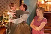 Überraschung! Jonas (Merlin Rose, l.) ist wieder da! Damit haben Stefan (Hendrik Duryn) und Karin (Jessica Ginkel) nicht gerechnet. Die Freude ist riesig! Überraschung! Jonas (Merlin Rose, l.) ist wieder da! Damit haben Stefan (Hendrik Duryn) und Karin (Jessica Ginkel) nicht gerechnet. Die Freude ist riesig!