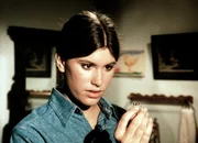 Für den Collegeball hat Mary Ellen (Judy Taylor) bei einem Trödler eine hübsche Handtasche gekauft, in der sie einen Ring entdeckt ... Für den Collegeball hat Mary Ellen (Judy Taylor) bei einem Trödler eine hübsche Handtasche gekauft, in der sie einen Ring entdeckt ...