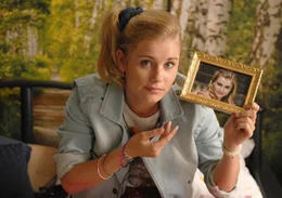 Ines kann nicht glauben, dass das junge M&auml;dchen (Anna Hausburg), das auf ihrem Bett sitzt, die j&uuml;ngere Ausgabe von ihr selbst sein soll. Doch der Vergleich mit dem Foto, das sie mit 16 Jahren zeigt, macht ihr deutlich, dass sie Besuch von ihrer eigenen Vergangenheit erh&auml;lt ...