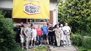 Das Team von "Zuhause im Glück" will Norman und seiner Familie dabei helfen, in einem neuen sauberen Heim endlich genug Raum und Zeit zur Genesung zu finden, Norman ist zum zweiten Mal an Leukämie erkrankt. Das Team vor dem Haus. Das Team von "Zuhause im Glück" will Norman und seiner Familie dabei helfen, in einem neuen sauberen Heim endlich genug Raum und Zeit zur Genesung zu finden, Norman ist zum zweiten Mal an Leukämie erkrankt. Das Team vor dem Haus.