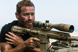 Als der US-Diplomatensitz im libyschen Bengasi von islamistischen Milizen &uuml;berrannt wird, d&uuml;rfen die auf dem nahegelegenen CIA-St&uuml;tzpunkt stationierten ehemaligen Soldaten eigentlich nicht eingreifen. Doch Oz (Max Martini) und seine Kameraden wollen nicht einfach zuschauen und starten einen unautorisierten Einsatz ...