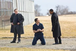 F&uuml;r Staatsanwalt Nick Rice (Jamie Foxx, r.) und Detective Dunnigan (Colm Meaney, l.) beginnt ein verzweifelter Wettlauf gegen die Zeit, bei dem sie nur gegen Shelton (Gerard Butler, M.) verlieren k&ouml;nnen ...