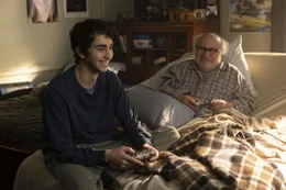 Spencer (Alex Wolff, l.) versteht sich pr&auml;chtig mit seinem Gro&szlig;vater Eddie (Danny DeVito, r.).