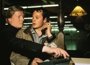 Alarm für Cobra 11 - Die Autobahnpolizei "Der tote Zeuge". Im Bild: Olaf Henke (Marco Hofschneider, re.) war Zeuge eines Mordes. Der Gangster Detlef Wieland (Manfred Zapatka) hat ihn ausfindig gemacht um ihn zum schweigen zu bringen. Alarm für Cobra 11 - Die Autobahnpolizei "Der tote Zeuge". Im Bild: Olaf Henke (Marco Hofschneider, re.) war Zeuge eines Mordes. Der Gangster Detlef Wieland (Manfred Zapatka) hat ihn ausfindig gemacht um ihn zum schweigen zu bringen.