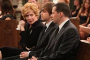 L-R: Evelyn Harper (Holland Taylor), Jake (Angus T. Jones) und Alan (Jon Cryer) L-R: Evelyn Harper (Holland Taylor), Jake (Angus T. Jones) und Alan (Jon Cryer)