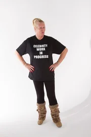 Heute haben es die Styling Experten mit der "Queen of Clean" Kim Woodburn zu tun, die zwar sehr an ihrem bekannten Look hängt, aber offen für Neues ist.